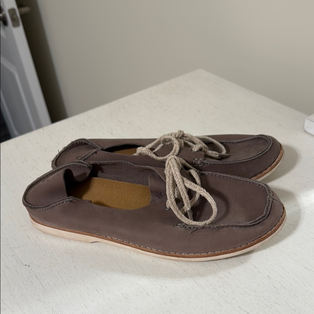 OluKai Women’s Moku Taupe Brown Leather Slip-On Flats w/Foldable Heel / Size 7.5